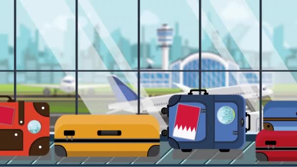 Equipaje con pegatinas de bandera bahreiní en el carrusel de equipaje en el aeropuerto, de cerca. Turismo en Bahréin animación de dibujos animados loopable relacionados — Vídeos de Stock