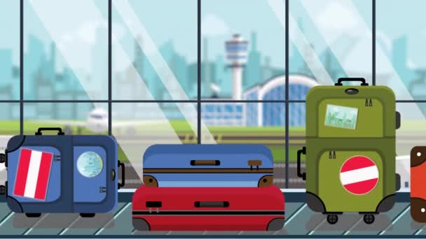 Koffer mit Aufklebern der österreichischen Flagge auf dem Gepäckband am Flughafen, in Großaufnahme. Tourismus in Österreich im Zusammenhang mit lückenhaften Zeichentrickfilmen — Stockvideo