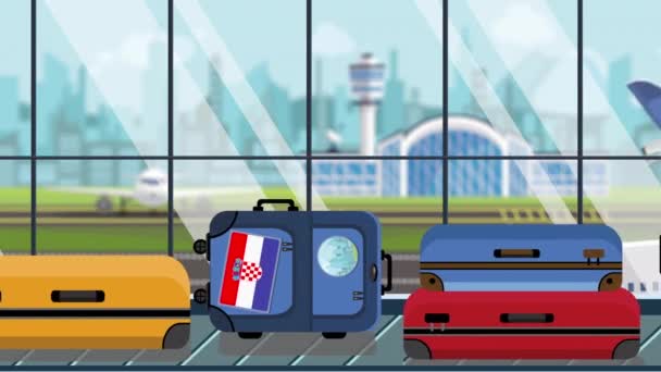 Bagaglio con adesivi bandiera croata sulla giostra bagagli in aeroporto, primo piano. Turismo in Croazia correlati animazione cartoni animati — Video Stock