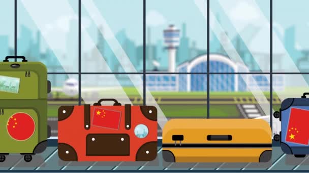空港の手荷物カルーセルに中国国旗のステッカーが貼ったスーツケース、クローズアップ。中国の観光関連ループ可能な漫画のアニメーション — ストック動画