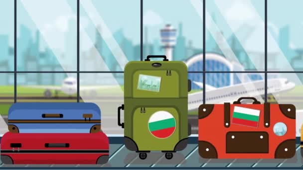 Koffers met Bulgaarse vlag stickers op Bagage carrousel in luchthaven, close-up. Toerisme in Bulgarije gerelateerde loop bare cartoon animatie — Stockvideo