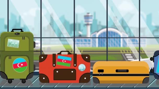 空港の手荷物カルーセルにアゼルバイジャンの旗のステッカーが貼ったスーツケース、クローズアップ。アゼルバイジャン関連のループ可能な漫画のアニメーションへの旅行 — ストック動画