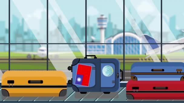 Valises avec autocollants drapeau taïwanais sur le carrousel à bagages à l'aéroport, gros plan. Tourisme à Taiwan liée animation de bande dessinée bouclable — Video