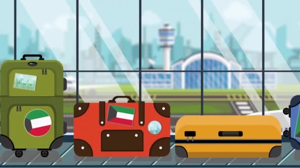 Koffers met Koeweit vlag stickers op Bagage carrousel in luchthaven, close-up. Toerisme in Koeweitse gerelateerde loop bare cartoon animatie — Stockvideo