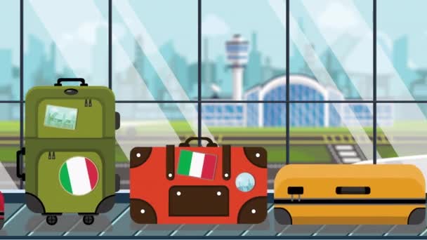 Koffers met Italiaanse vlag stickers op Bagage carrousel in luchthaven, close-up. Toerisme in Italië gerelateerde loop bare cartoon animatie — Stockvideo