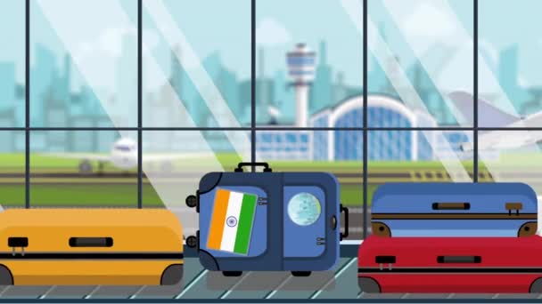 Valises avec autocollants drapeau indien sur le carrousel à bagages à l'aéroport, gros plan. Tourisme en Inde liée animation de bande dessinée bouclable — Video