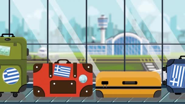 Koffer mit Aufklebern griechischer Flagge auf dem Gepäckband am Flughafen, in Großaufnahme. Tourismus in Griechenland verwandte Schlupflöcher Cartoon-Animation — Stockvideo
