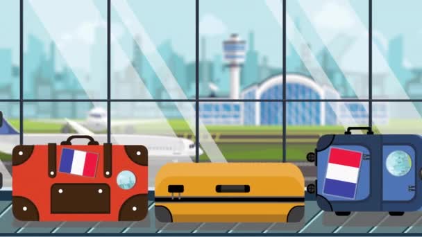 Koffers met Frankrijk vlag stickers op Bagage carrousel in luchthaven, close-up. Frans toerisme gerelateerde loop bare cartoon animatie — Stockvideo