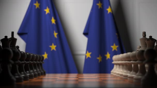 Флаги Европейского Союза за шахматной доской. Первая пешка движется в начале игры. Концептуальная 3D анимация — стоковое видео