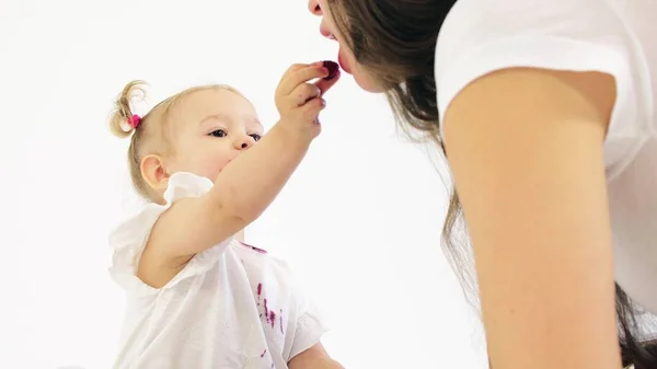 Verschmutztes Baby behandelt seine Mutter mit Beeren — Stockfoto