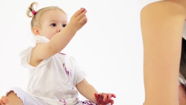 Lekeli bebek kız çilek ile annesi davranır — Stok video