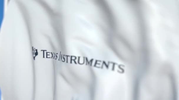 Mávající vlajka s logem Texas Instruments, zblízka. Redakční smykliatelná 3D animace — Stock video