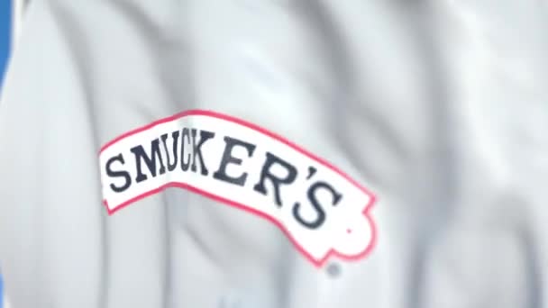 J.M.スマッカー社のロゴが入ったフライングフラッグ、クローズアップ。エディトリアルループ可能な3Dアニメーション — ストック動画
