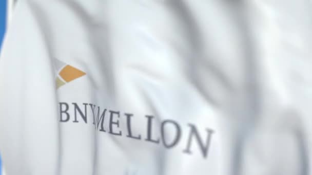 Mávající vlajka s logem banky New York Mellon, zblízka. Redakční smykliatelná 3D animace — Stock video