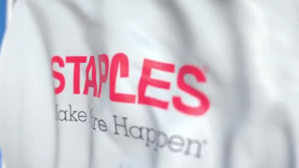 Bandera ondeando con el logotipo de Staples Inc, de cerca. Animación en 3D loopable editorial — Vídeos de Stock