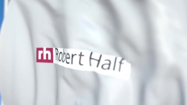 ロバートハーフインターナショナルのロゴが付いたフライングフラッグ、クローズアップ。エディトリアルループ可能な3Dアニメーション — ストック動画