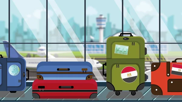 Havaalanında bagaj atlıkarıncasında Mısır bayrağı çıkartmaları olan bavullar, yakın çekim. Mısır ile ilgili illüstrasyon seyahat — Stok fotoğraf