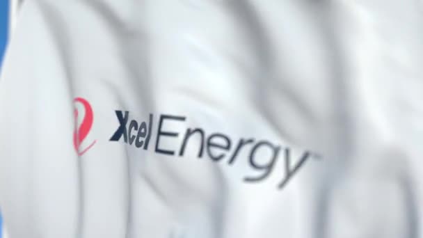 Viftande flagga med Xcel Energy logo, närbild. Redaktionell loopable 3D-animering — Stockvideo