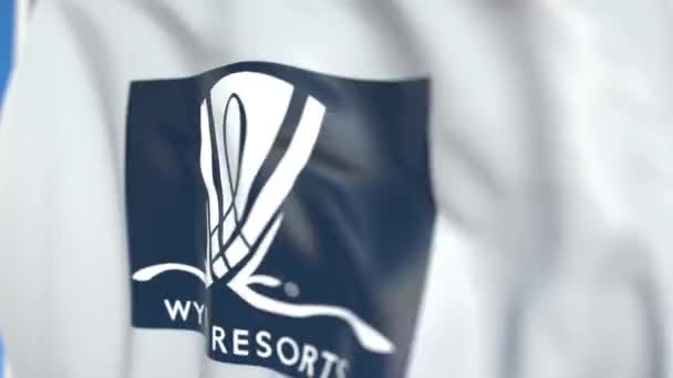 Repülő zászló Wynn Resorts logo, közelről. Szerkesztőségi loopable 3D animáció — Stock videók