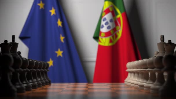 Drapeaux de l'UE et du Portugal derrière l'échiquier. Le premier pion se déplace au début du jeu. Rivalité politique animation 3D conceptuelle — Video