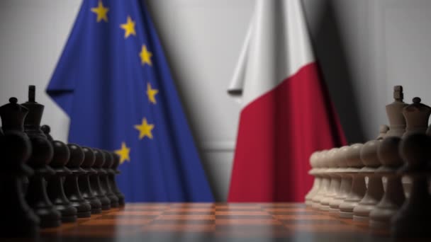 Σημαίες της ΕΕ και της Μάλτας πίσω από την σκακιέρα. Το πρώτο πιόνι κινείται στην αρχή του παιχνιδιού. Πολιτική αντιπαλότητα εννοιολογική κίνηση 3D — Αρχείο Βίντεο