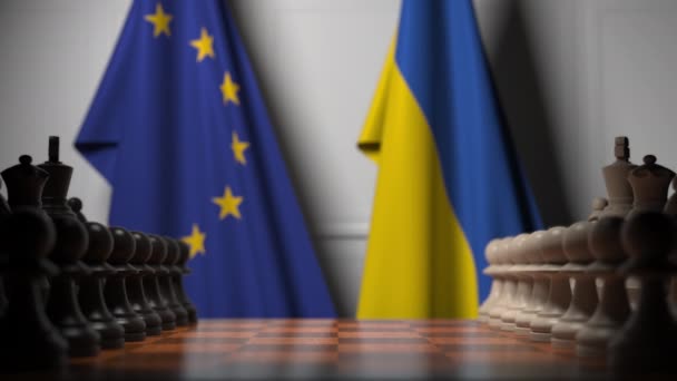 Прапори країн ЄС та України за Шаховою Радою. Перша пішака рухається на початку гри. Політична суперництво концептуальна 3D анімація — стокове відео