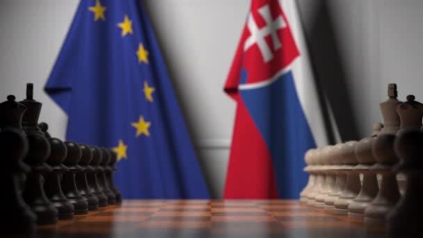 Az EU és Szlovákia zászlói a sakktábla mögött. Az első gyalog mozog a játék kezdetén. Politikai rivalizálás fogalmi 3D animáció — Stock videók
