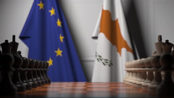 Σημαίες της ΕΕ και της Κύπρου πίσω από την σκακιέρα. Το πρώτο πιόνι κινείται στην αρχή του παιχνιδιού. Πολιτική αντιπαλότητα εννοιολογική κίνηση 3D — Αρχείο Βίντεο