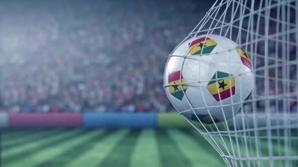 Bandera de Ghana en el fútbol golpeando la red de gol de vuelta. Animación realista en cámara lenta 3D — Vídeo de stock