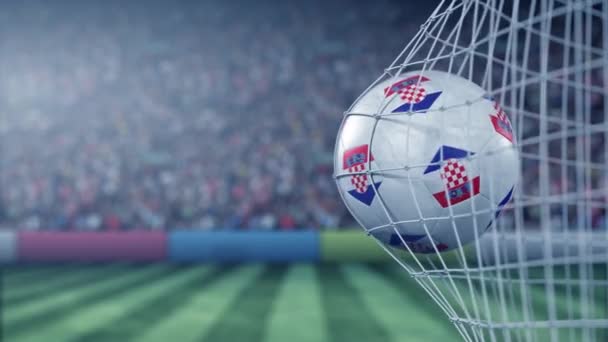 Флаг Хорватии на футбольной сетке удара ворот назад. Реалистичная замедленная анимация — стоковое видео