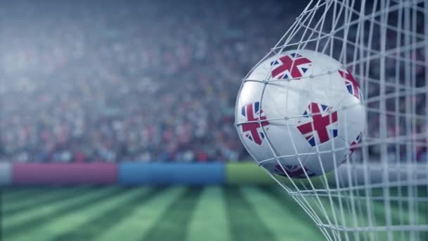 Sjunka av Storbritannien på fotbollen som slår mål netto bak. Realistisk slow motion 3D-animering — Stockvideo