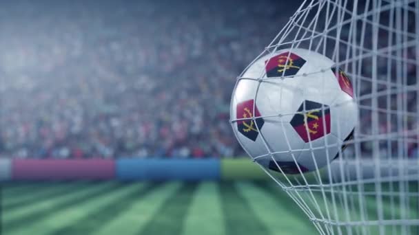Bandeira de Angola no futebol golpeando gol net de volta. Animação 3D em câmera lenta realista — Vídeo de Stock