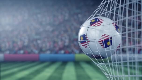 Drapeau de Malaisie sur le ballon dans le filet de football. Animation 3D conceptuelle — Video