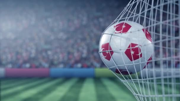Σημαία της Τουρκίας στην μπάλα στο δίχτυ ποδοσφαίρου. Εννοιολογική κίνηση 3D — Αρχείο Βίντεο
