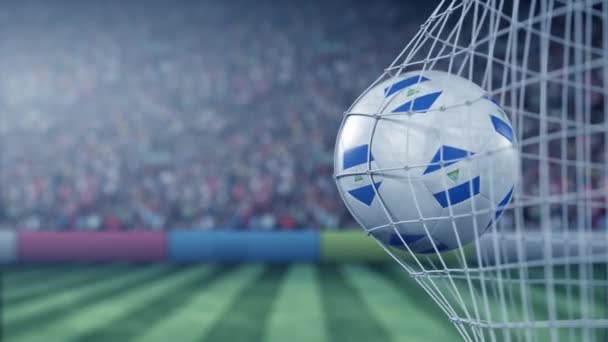 Bandera de Nicaragua en el balón de fútbol golpeando la red de goles. Animación realista en cámara lenta 3D — Vídeos de Stock