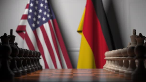 Banderas de Estados Unidos y Alemania detrás del tablero de ajedrez. El primer peón se mueve al principio del juego. Rivalidad política animación conceptual 3D — Vídeos de Stock