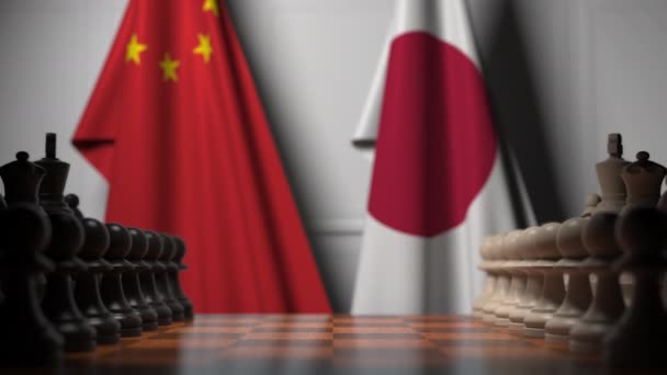 Banderas de China y Japón detrás del tablero de ajedrez. El primer peón se mueve al principio del juego. Rivalidad política animación conceptual 3D — Vídeos de Stock