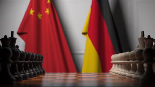 Banderas de China y Alemania detrás del tablero de ajedrez. El primer peón se mueve al principio del juego. Rivalidad política animación conceptual 3D — Vídeo de stock