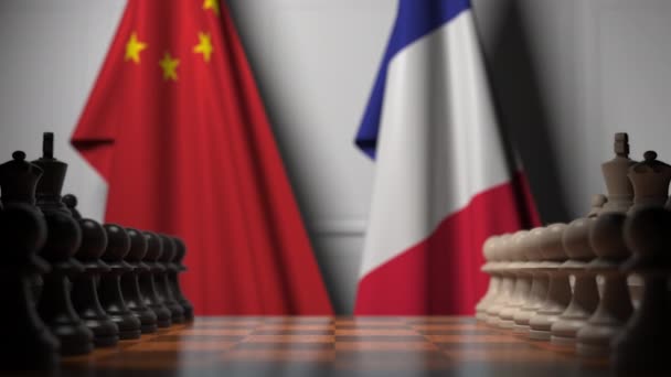 Banderas de China y Francia detrás del tablero de ajedrez. El primer peón se mueve al principio del juego. Rivalidad política animación conceptual 3D — Vídeos de Stock