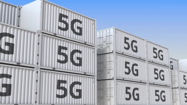 Container gård full av containrar med 5G-text. Telekommunikationsutrustning relaterade loopable 3D animation — Stockvideo