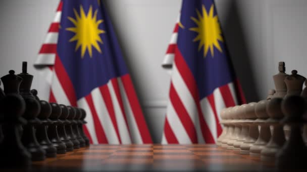 棋盘上的棋子后面悬挂着马来西亚国旗。国际象棋游戏或政治竞争相关3D动画 — 图库视频影像