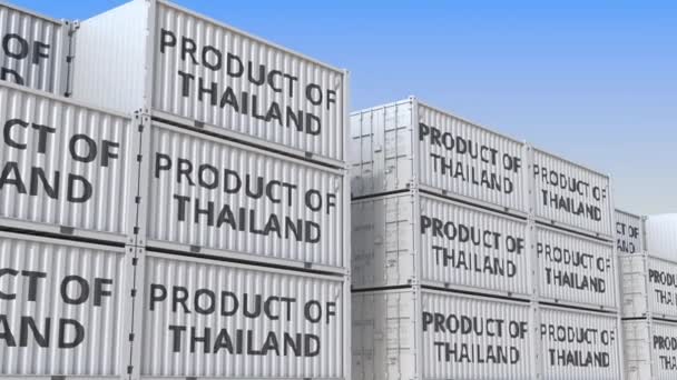 Containrar med produkt av Thailand text i en containerterminal, loopbar 3D-animering — Stockvideo