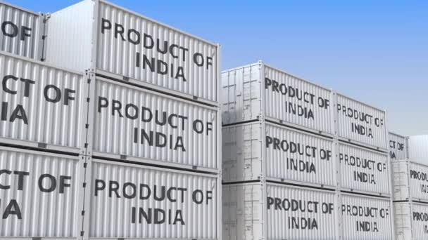 Kontenery z tekstem Product of India w terminalu kontenerowym, animacja 3D z możliwością powtarzania — Wideo stockowe