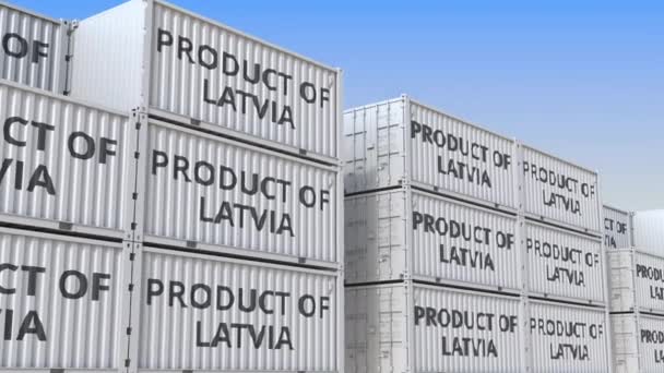 Грузовые контейнеры с текстом PRODUCT OF LATVIA. Латышский импорт или экспорт связанных с петлей 3D анимации — стоковое видео