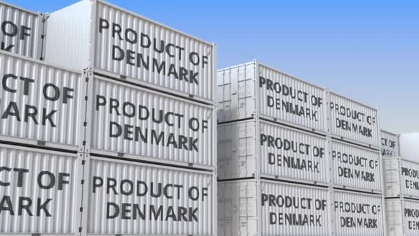 Containrar med produkt av Danmark text i en containerterminal, loopbar 3D-animering — Stockvideo