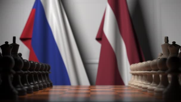 Bandeiras da Rússia e Letônia atrás de peões no tabuleiro de xadrez. Jogo de xadrez ou rivalidade política relacionada com animação 3D — Vídeo de Stock