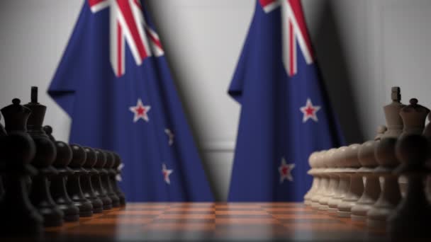Vlaggen van Nieuw-Zeeland achter pionnen op het schaakbord. Schaakspel of politieke rivaliteit gerelateerde 3D-animatie — Stockvideo