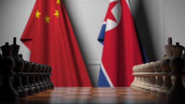Satranç tahtasındaki piyonların arkasında Çin ve Kuzey Kore bayrakları. Satranç oyunu veya siyasi rekabet ile ilgili 3d animasyon — Stok video