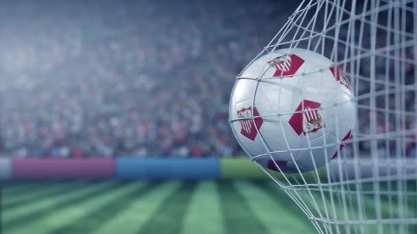 Логотип футбольного клуба "Севилья" на мяче в футбольной сети. Редакционная концептуальная 3D анимация — стоковое видео