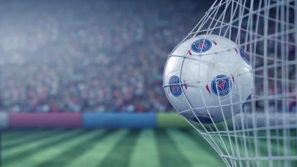 Logo du club de football du Paris Saint-Germain sur le ballon dans le filet de football. Animation 3D conceptuelle éditoriale — Video